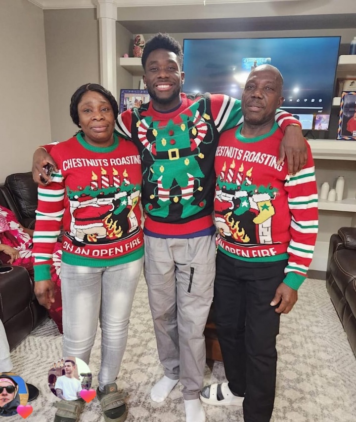 电竞平台-伤退后掩面哭泣！图片报：阿方索1年内4度受伤，赛后得到父母安慰