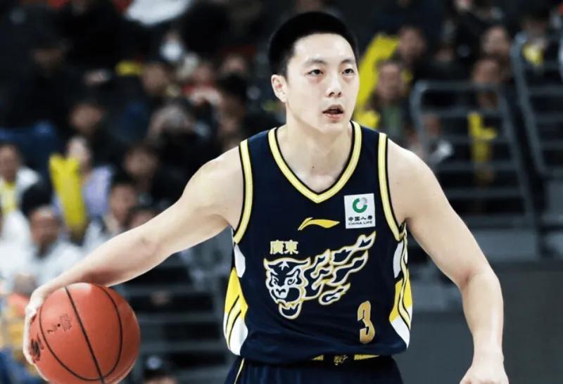 开云电竞官网入口-广东首节险胜同曦！胡明轩回暖，三外全部打铁，同曦命中率也糟糕