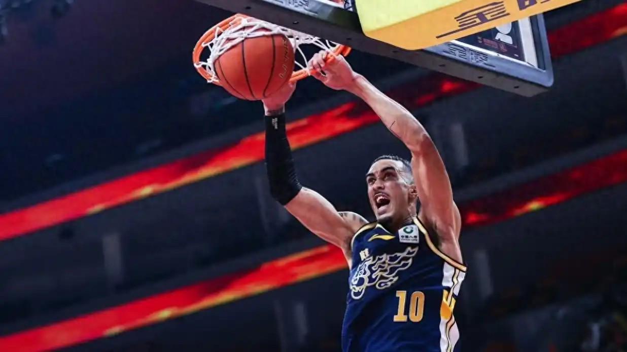 开云电竞官网入口-广东大胜辽篮风波发酵，奎因回应挑衅被警告，赵继伟复出进程加快