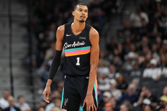 狂轰53+19+14,马刺双星齐爆发,齐创历史纪录,波波维奇还在立功|NBA季后赛|西部|森林狼|文班亚马|半决赛G3_新浪体育_新浪新闻
