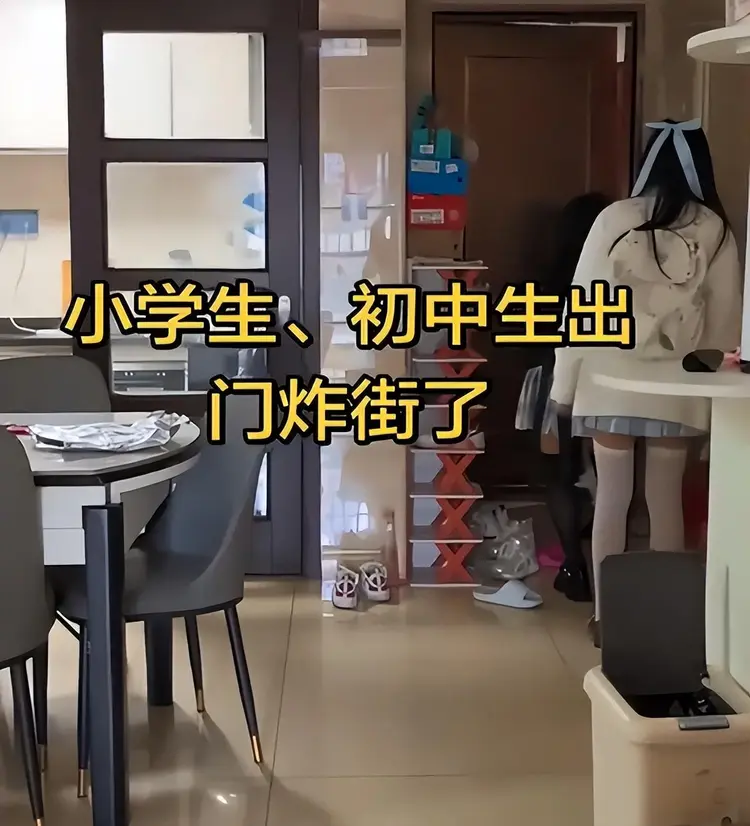 “我女儿敢这样,腿给砸断”,宝妈晒2个女儿出门,装束让人怒了